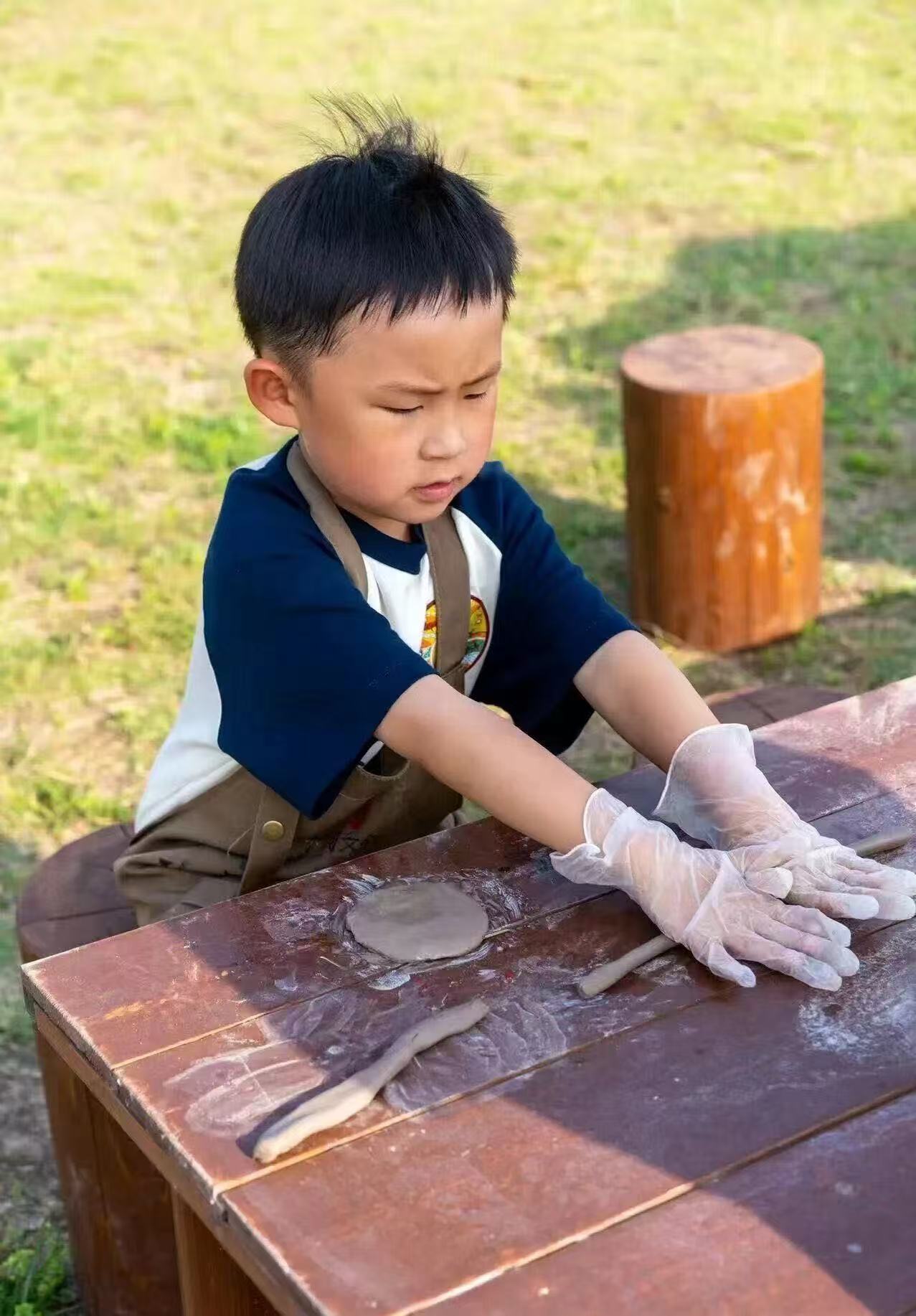 上海乌南幼儿园学子洪一一在大河村遗址博物馆古法手工制陶