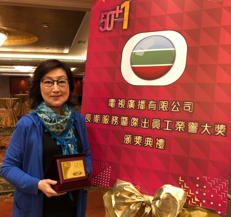 于小华获得TVB三十年金牌奖。图片来自于小华微博