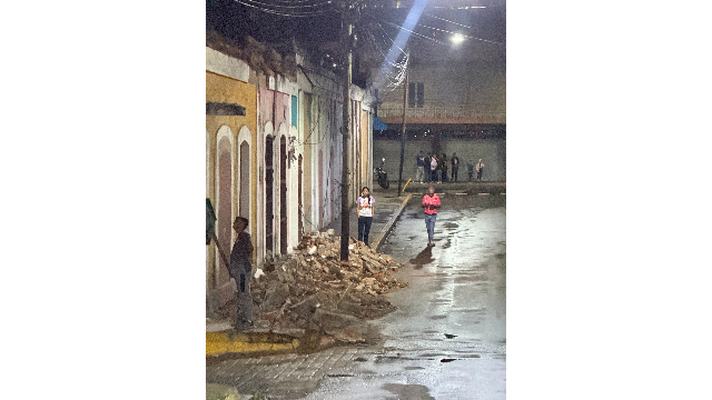 当地时间24日，委内瑞拉米兰达州首府洛斯特克斯，震后地面上散落着建筑物的瓦块。（受访者刘先生拍摄）