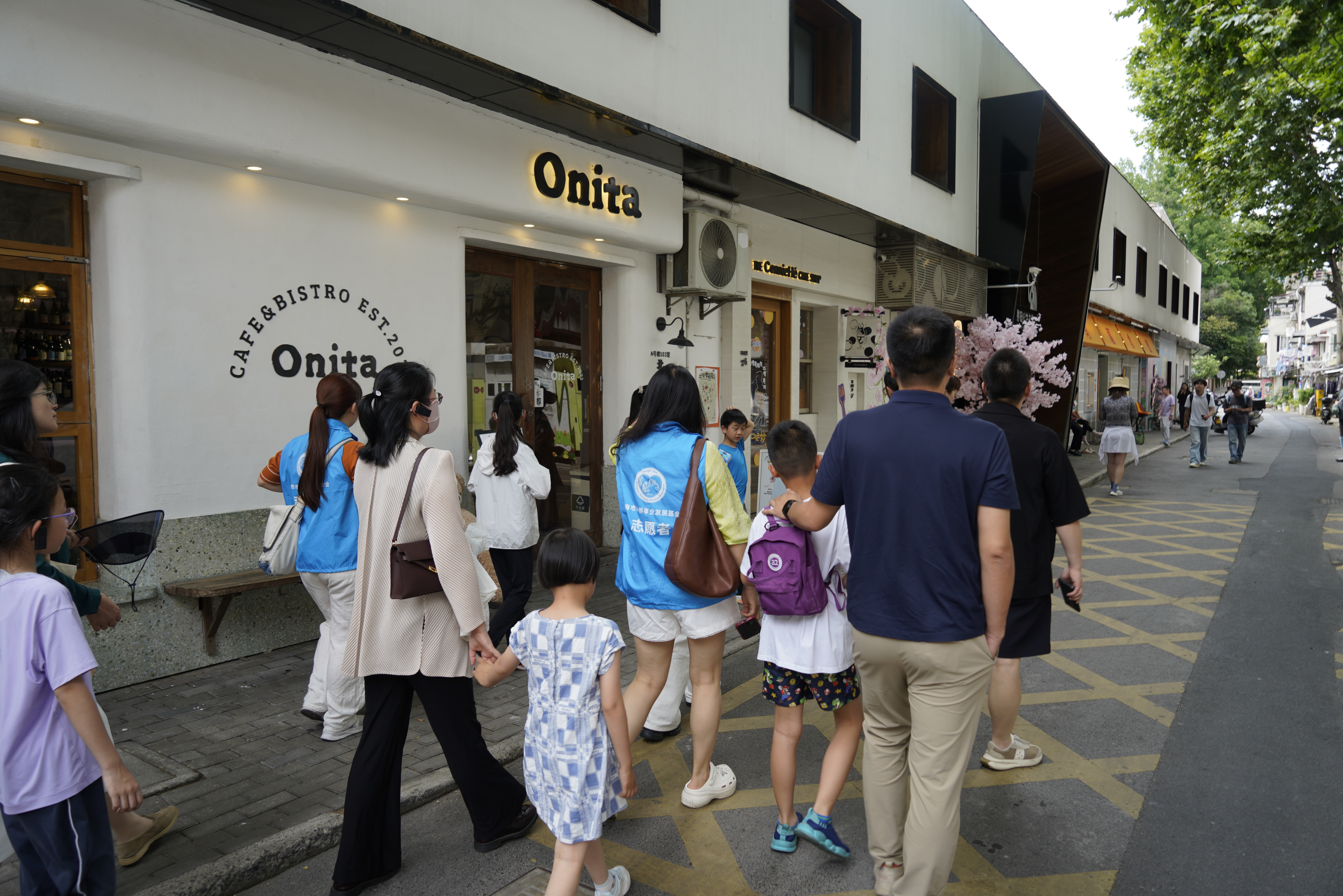 六月一日,上海市侨联邀请华侨家庭参加愚园路桥史国情主题亲子调研活动