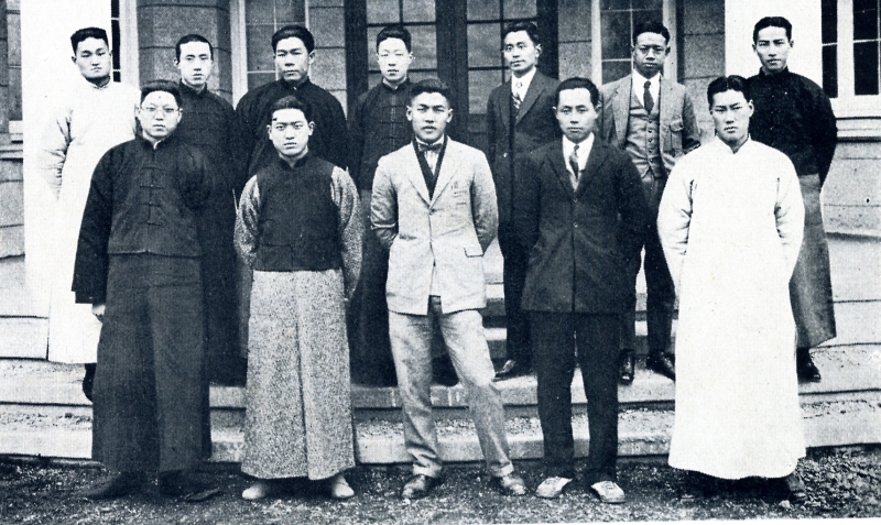 李惠堂（前排中）在复旦大学体育会任职期间，与同事们的集体照。（受访人供图）