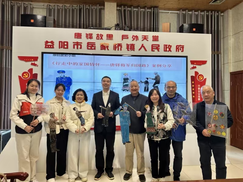 康健街道社区学校教师代表卢旅(右四)参加益阳非遗活动中的留影