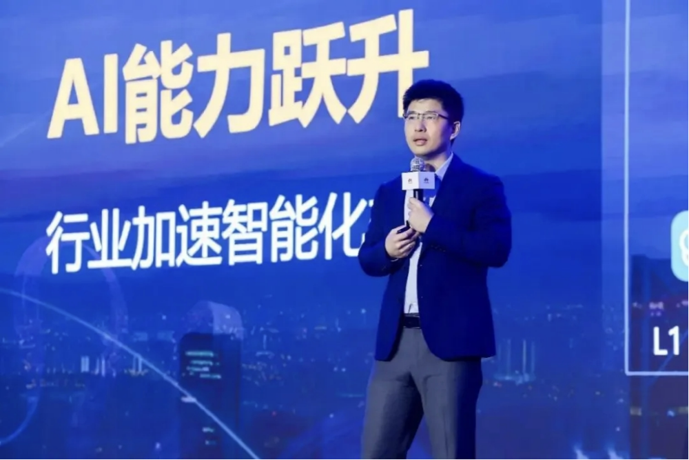 华为数据通信产品线副总裁王武伟发表演讲