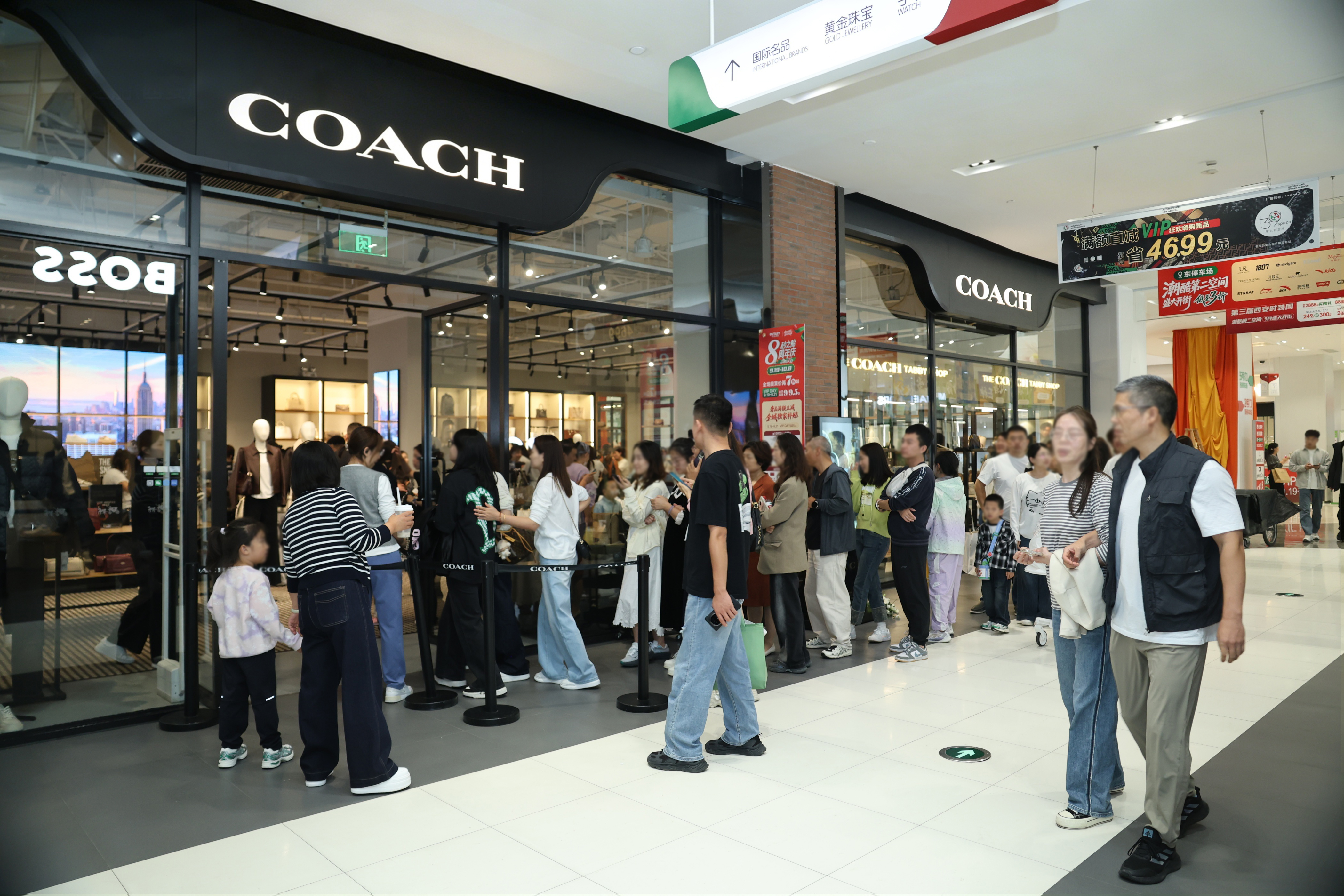 砂之船（西安）奥莱活动期间热门品牌店前排长队