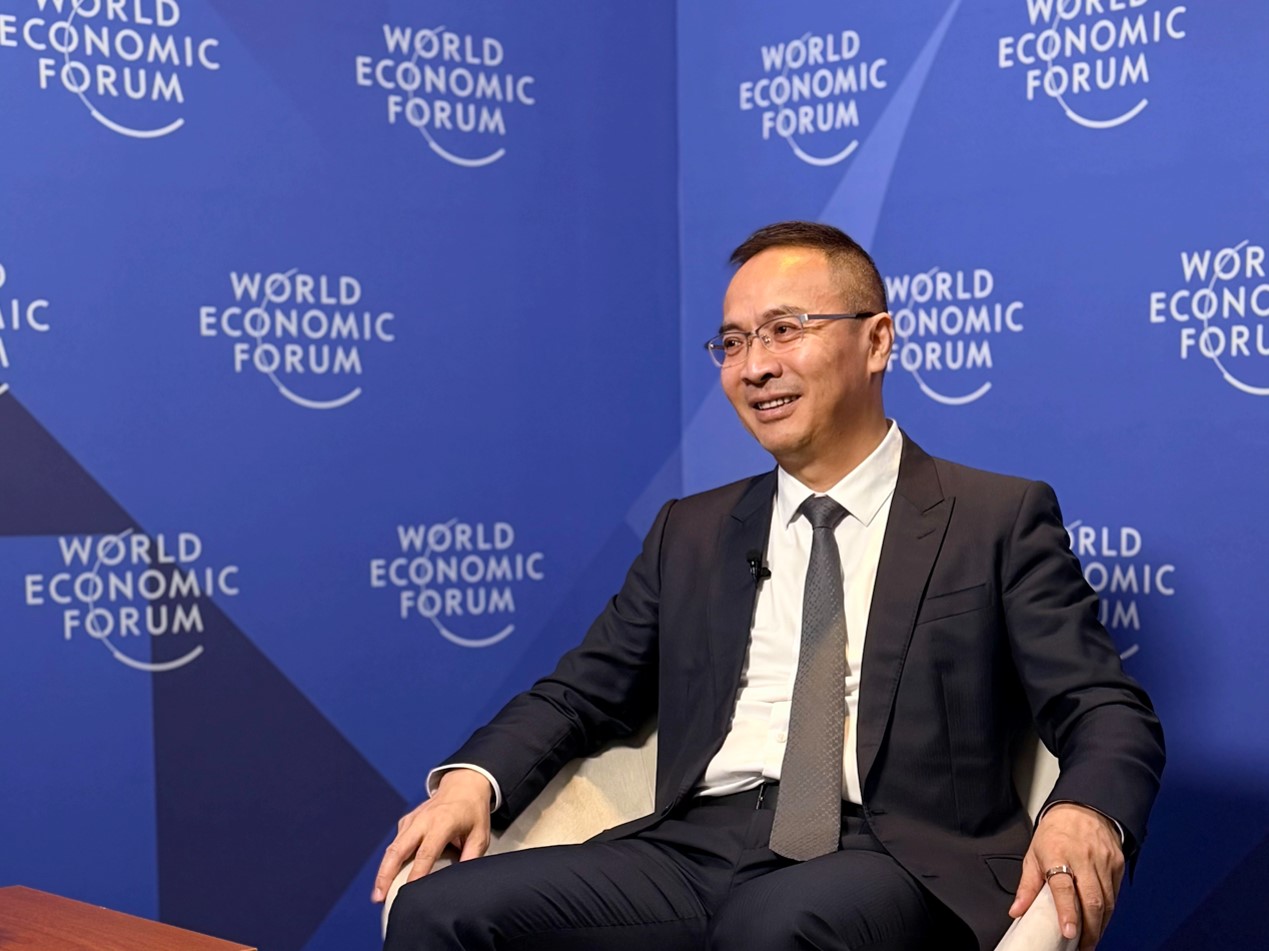 图为君智战略咨询董事长谢伟山在达沃斯论坛接受专访