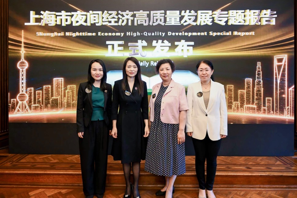 从左至右依次为百威中国企业事务副总裁朱江柳,上海市黄浦区副区长沈丹娜,上海市商务委员会副主任刘敏,复旦大学社会发展与公共政策学院副院长、教授,复旦大学消费大数据实验室主任张伊娜