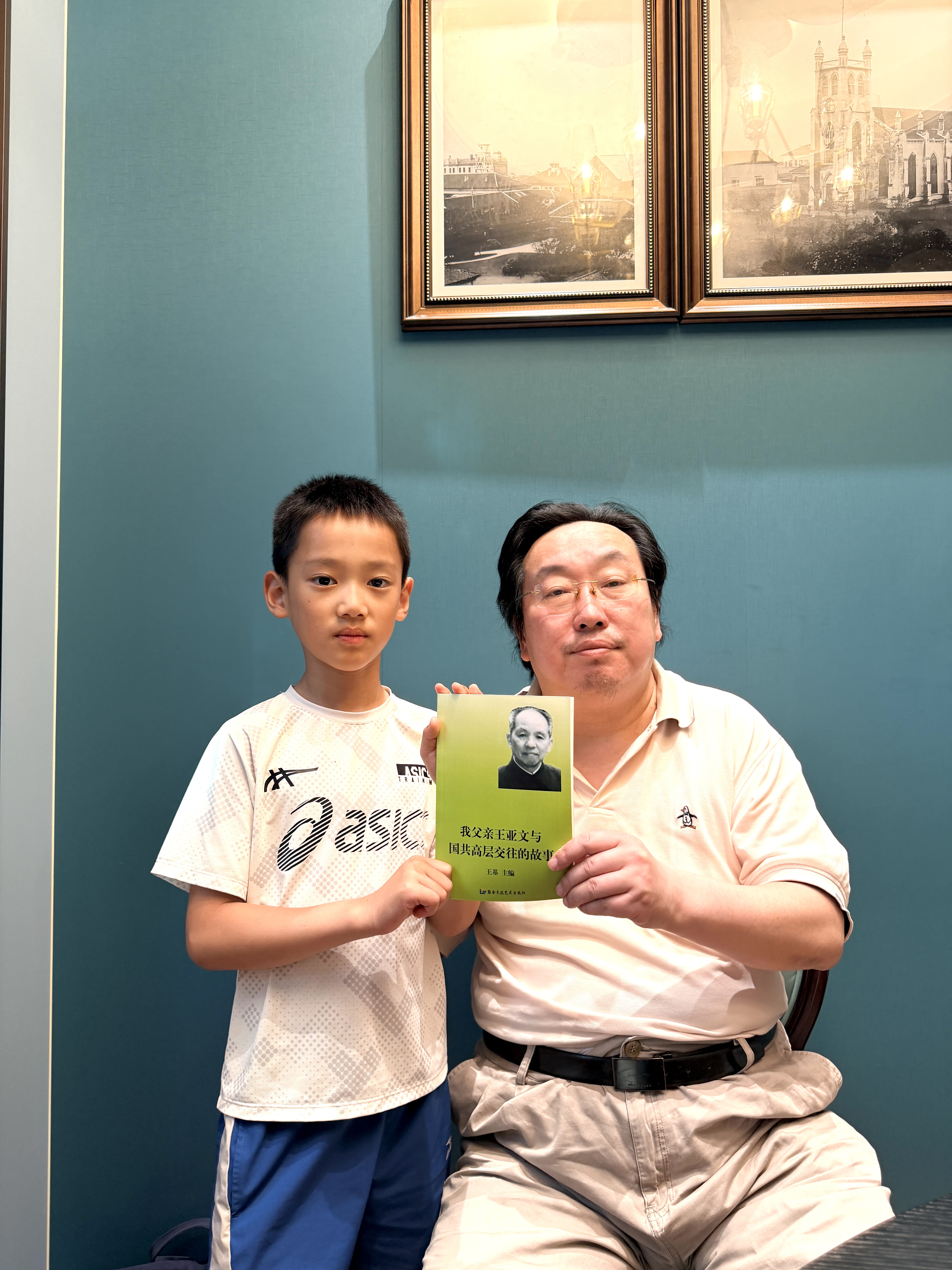 作者和高安路第一小学张健一同学交流华侨与乡愁话题