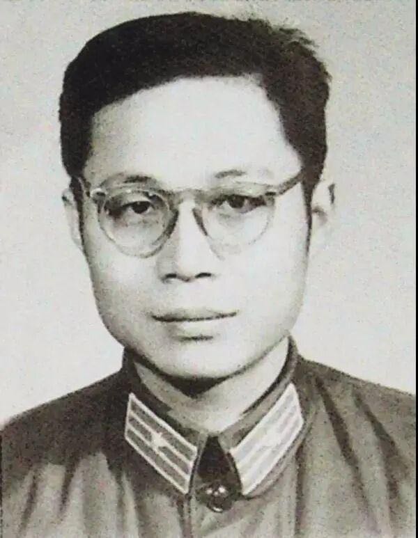 顾诵芬院士从事国防工业时期的戎装留影