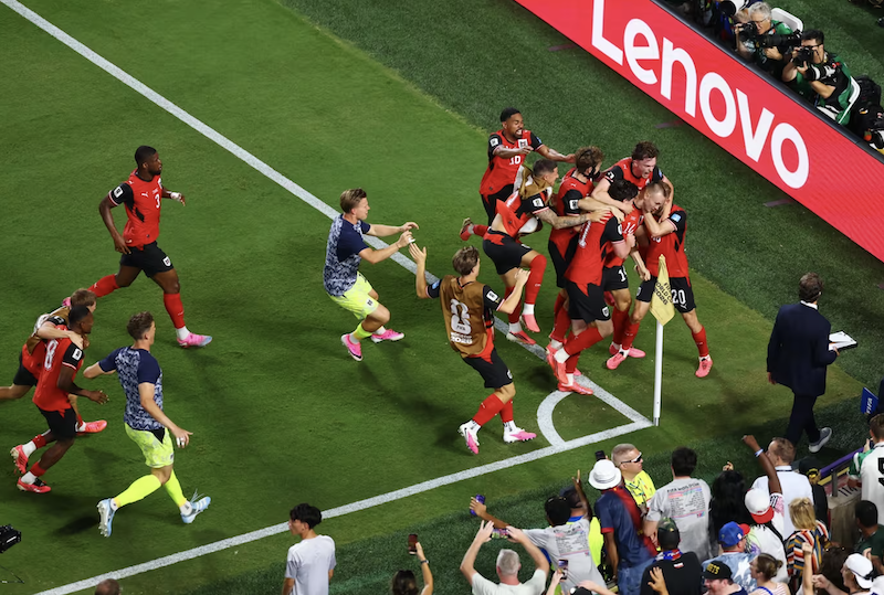 阿尔及利亚队与奥地利队以3比3的比分携手出线。图片来自FIFA官网