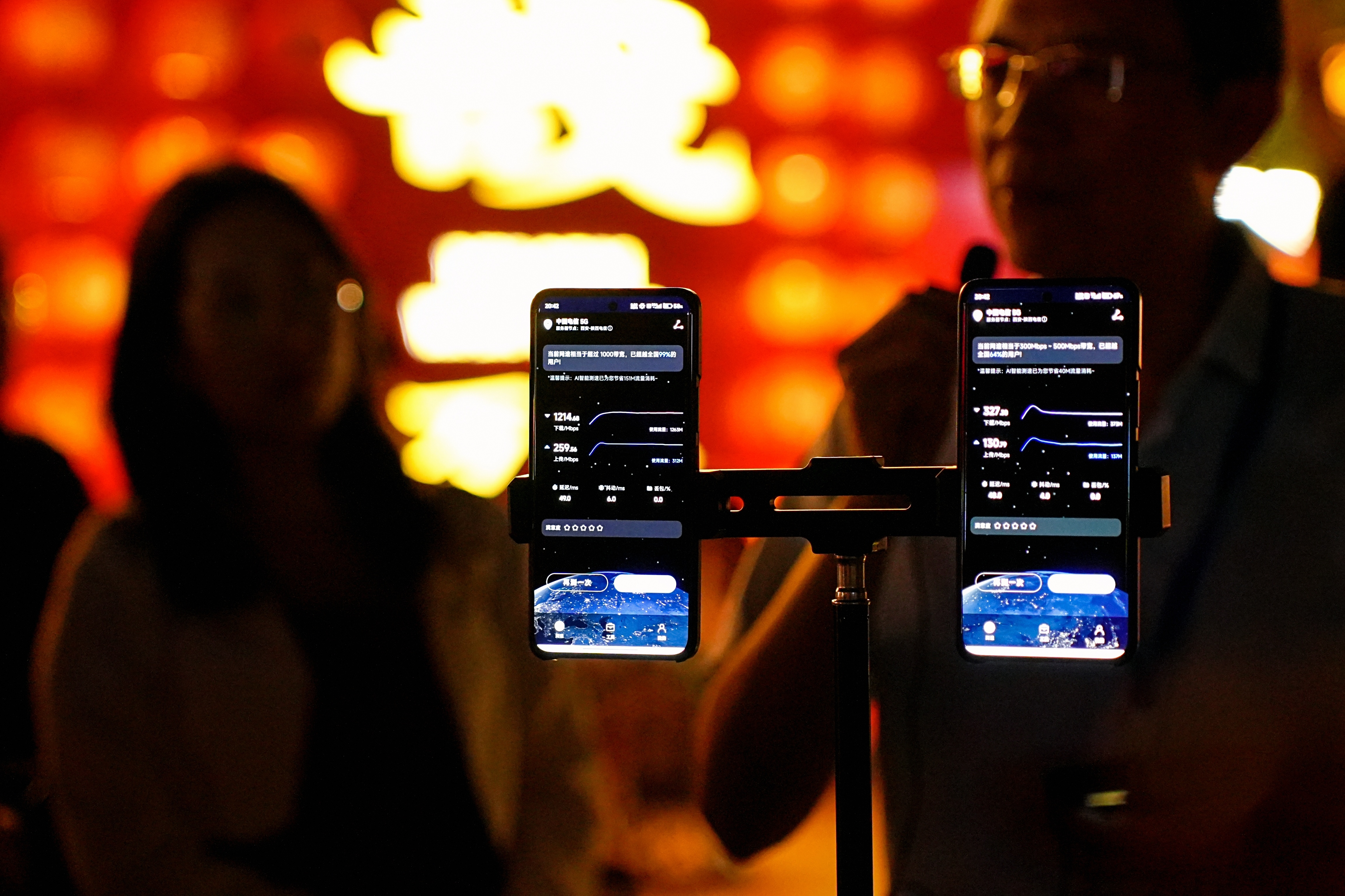 在热门景区大唐不夜城，现场实测5G-A上下行速率分别超250Mbps与1200Mbps