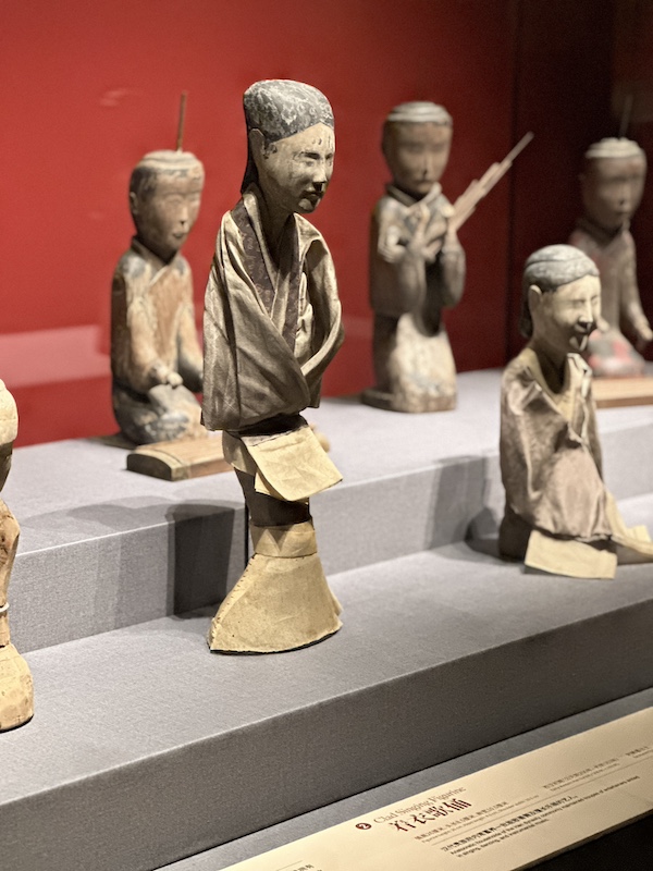 展览现场,着衣歌俑