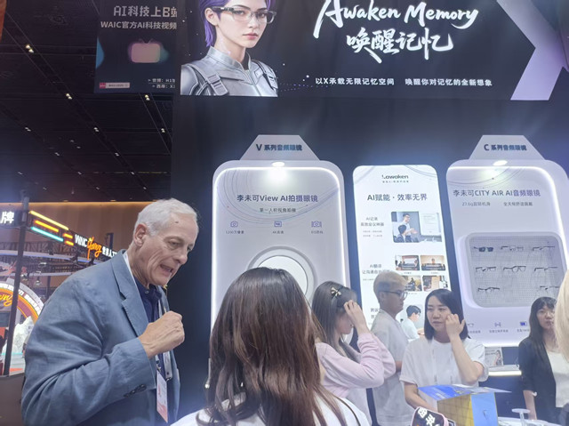 赖克特（左）对中国AI初创企业产品兴趣浓厚（第一财经记者摄）