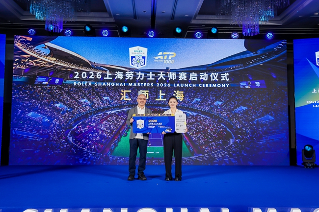 上海市闵行区体育局副局长苏新华向球迷代表李海霞赠送纪念票根 主办方供图