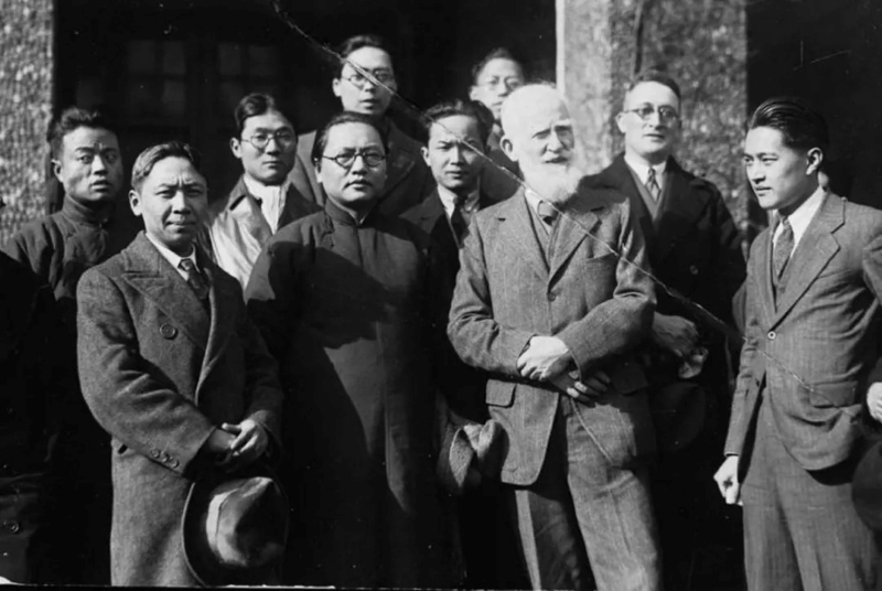 萧伯纳访沪时与中国友人们合影(上海市公共关系协会供图)