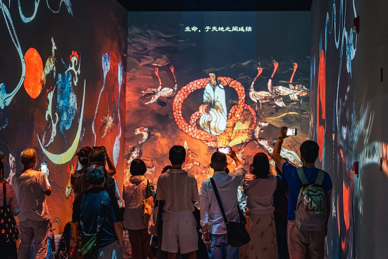 展览现场,关于马王堆一号墓T型帛画的沉浸式影像