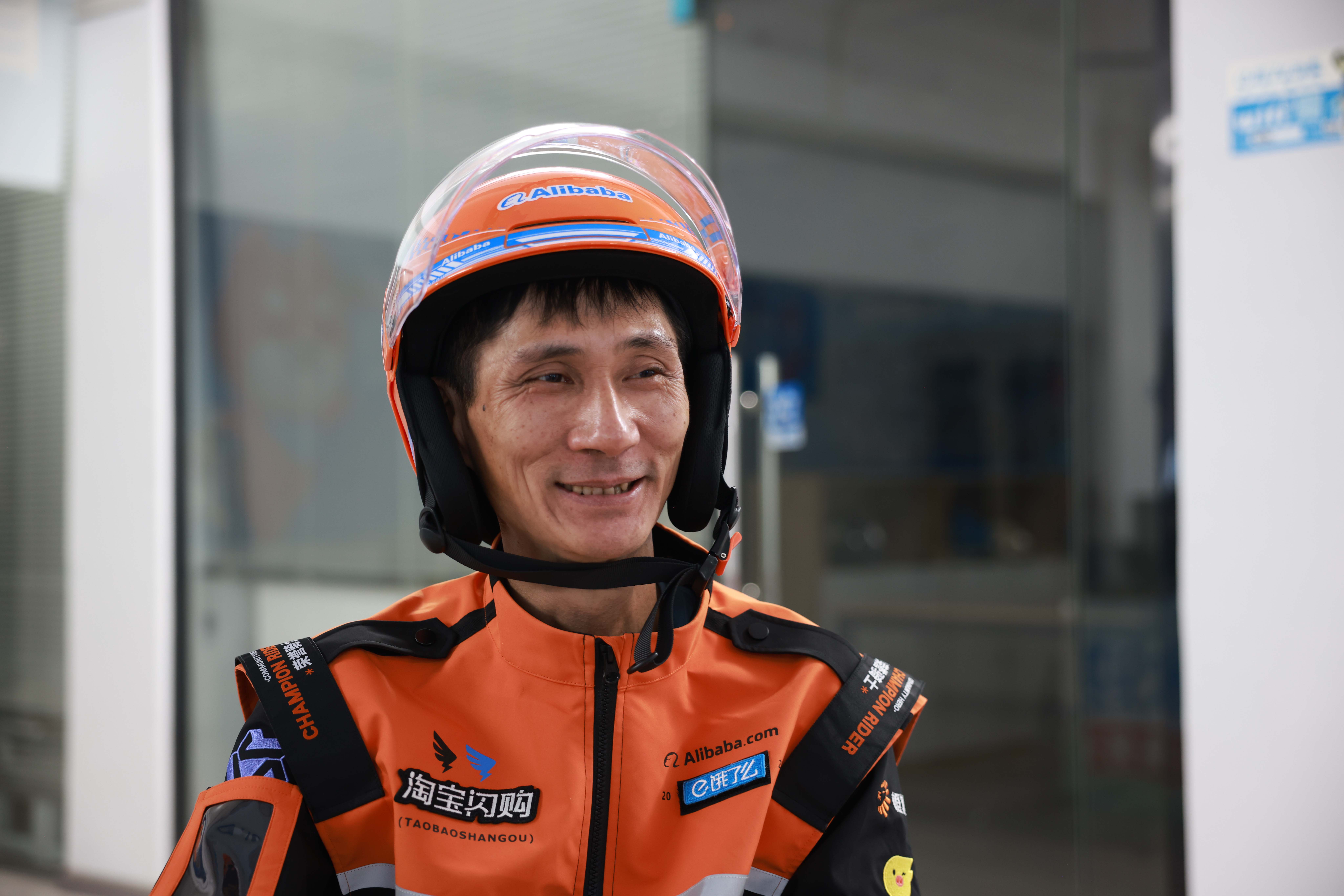 跳桥救人的“城市骑士社区侠”吕炜权获橙意计划重奖。他说,现在送外卖会被很多人认出来