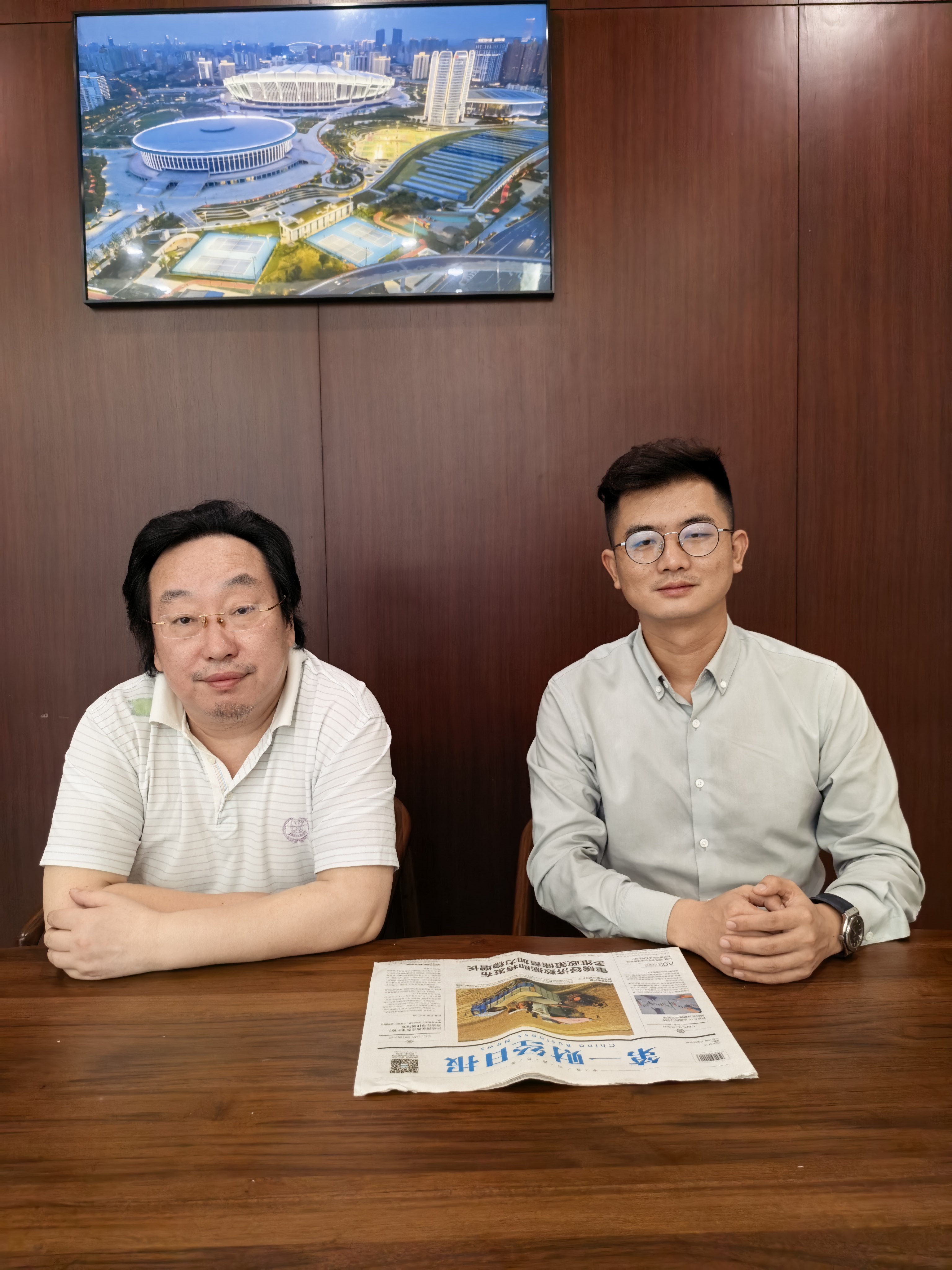 作者（左）和杨俊交流第一财经日报银发经济主题报道