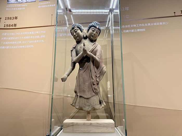 发现于黑水城遗址的泥塑双头佛,原件收藏于俄罗斯艾尔米塔什博物馆