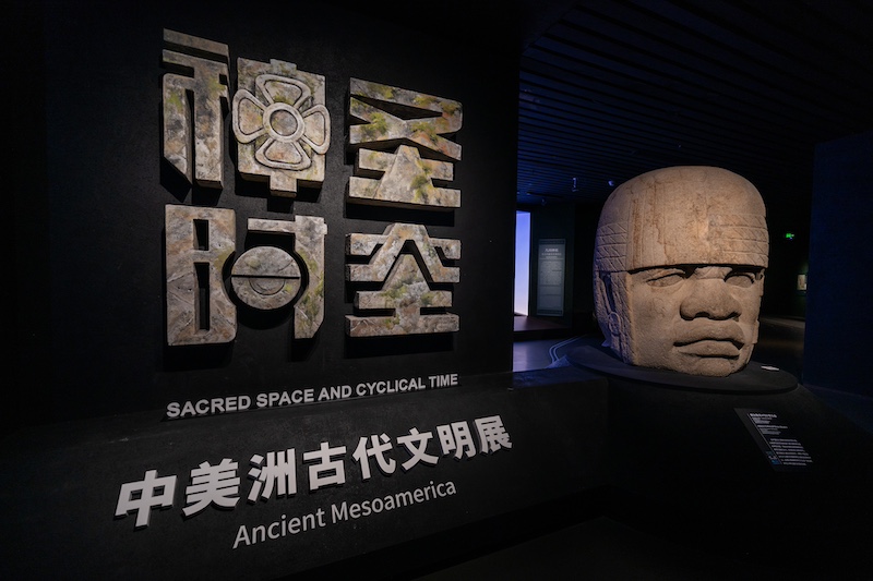 “神圣空间:中美洲古代文明展”始于一颗巨型头像(吴军/拍摄)