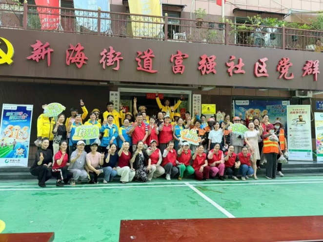 图:中国人寿连云港分公司开展“端午包粽暖心关爱加金融消保普法宣讲”主题活动