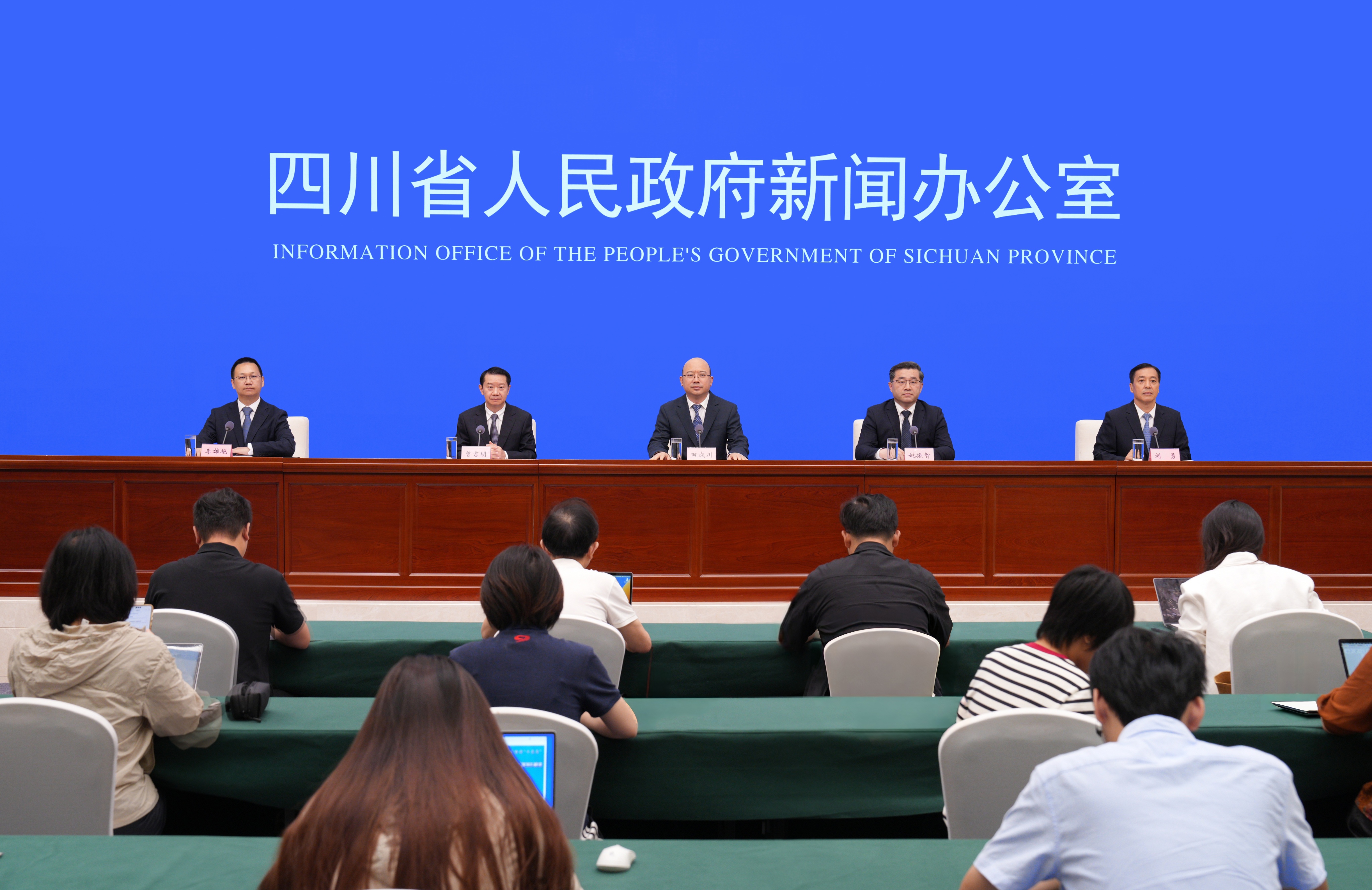 2026世界动力电池大会新闻发布会。图片来源：四川发布。