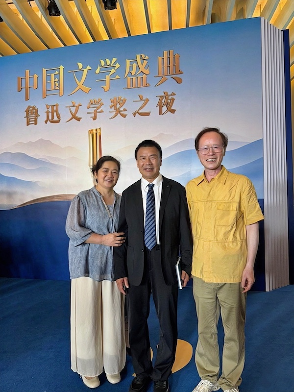 来自宜兴的文学爱好者和外卖诗人王计兵合影。