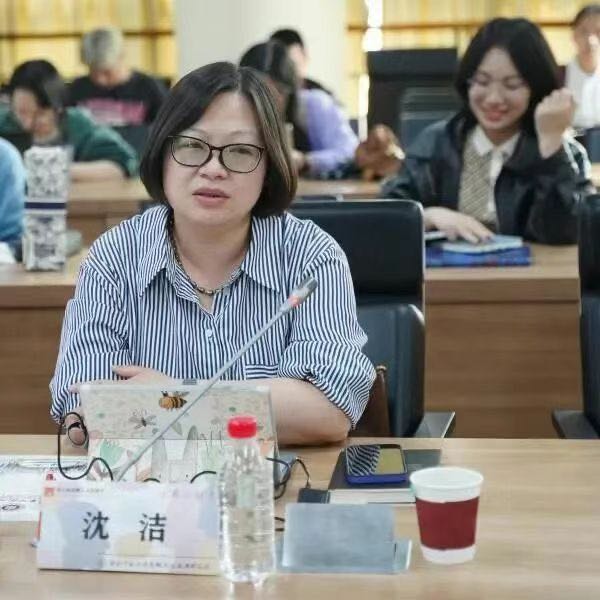 上海社会科学院历史所沈洁研究员在学术研讨会上的留影