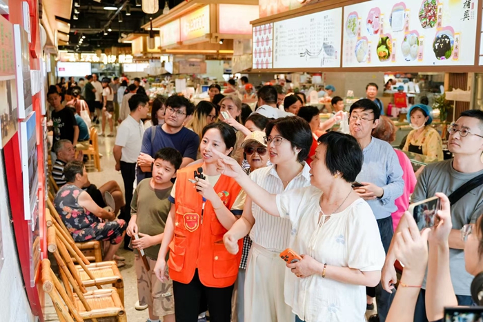 钟淑如带着众人在苏州逛菜市场。光启书局供图