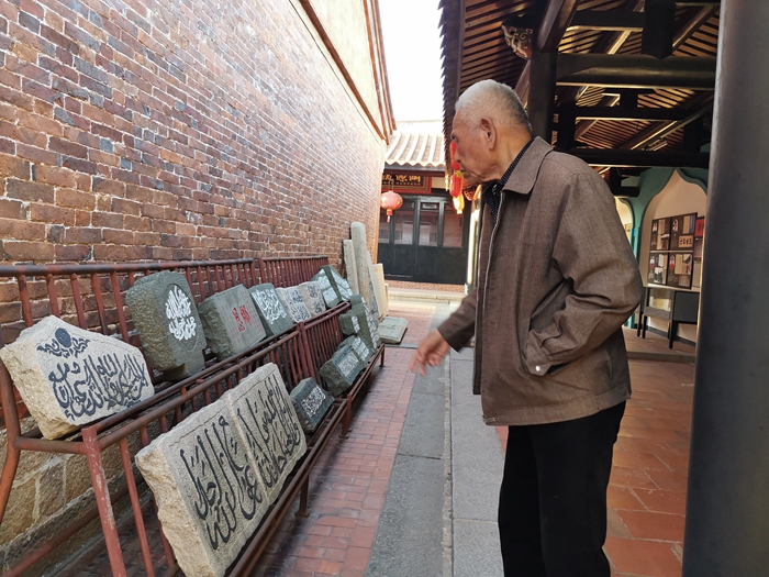 当地老人介绍祠堂和丁氏家族的历史    受访者供图