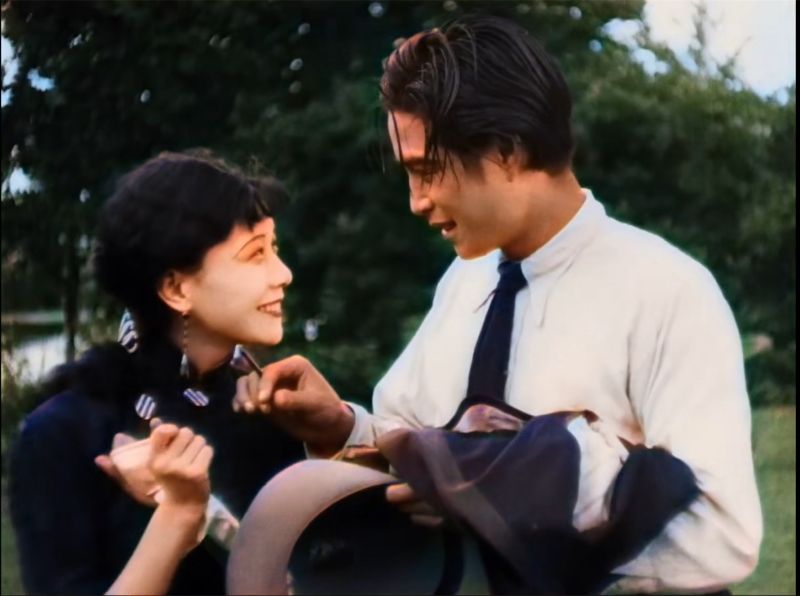 1931年的电影《恋爱与义务》由阮玲玉和金焰主演,讲述了富家女子追求爱情私奔离家最终走向悲剧的故事。图为剧照