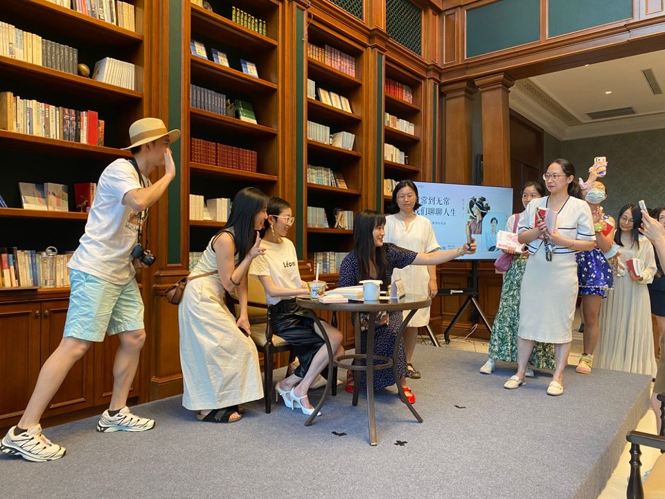 温馨而热闹的新书分享会现场 佟鑫摄