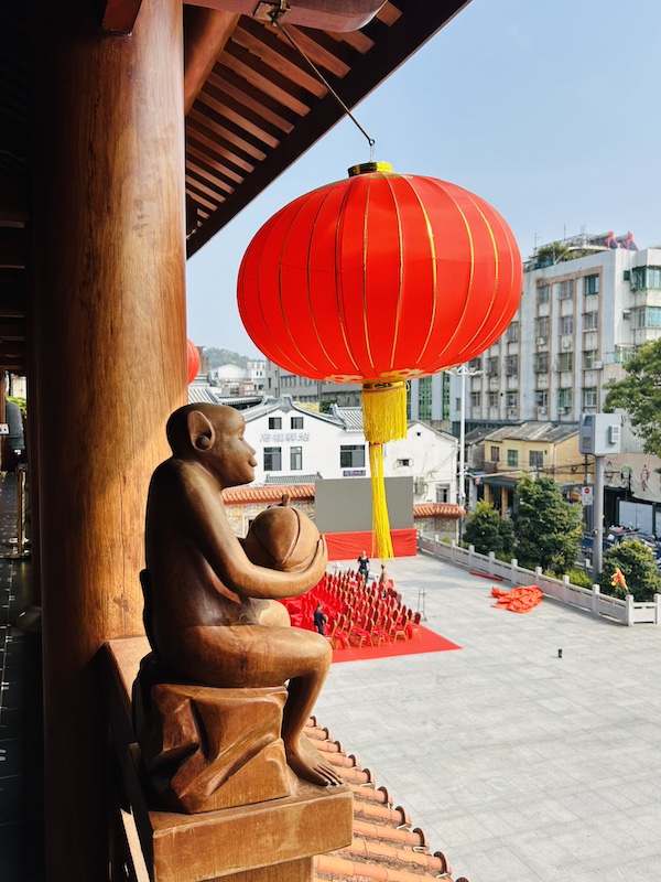 在潮州镇海楼府城猴的左侧,依稀可以看见老厝的模样,但现在已经消失,成为广场的一部分 受访者供图
