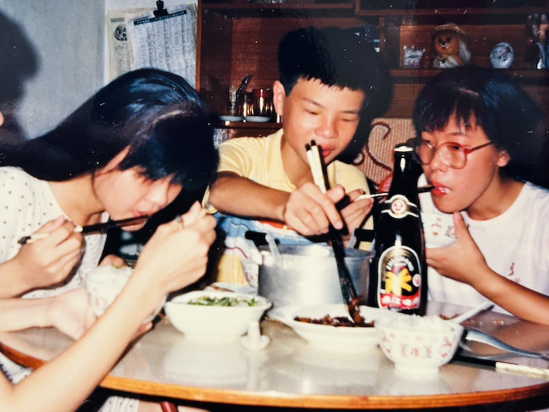 作者与两个姐姐在上世纪90年代的一顿晚餐 受访者供图