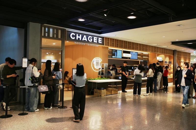在韩国首都首尔的中国茶饮品牌霸王茶姬龙山分店,顾客排队购买奶茶。新华社资料
