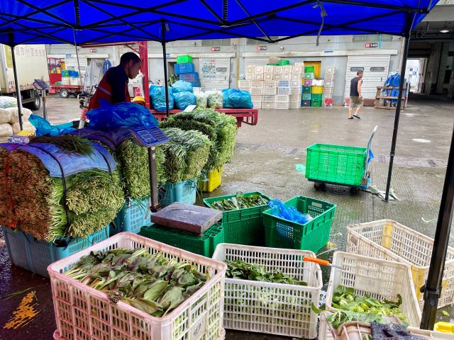 8月11日,西郊国际内的蔬菜商家正在整理货物。摄影/冯小芯