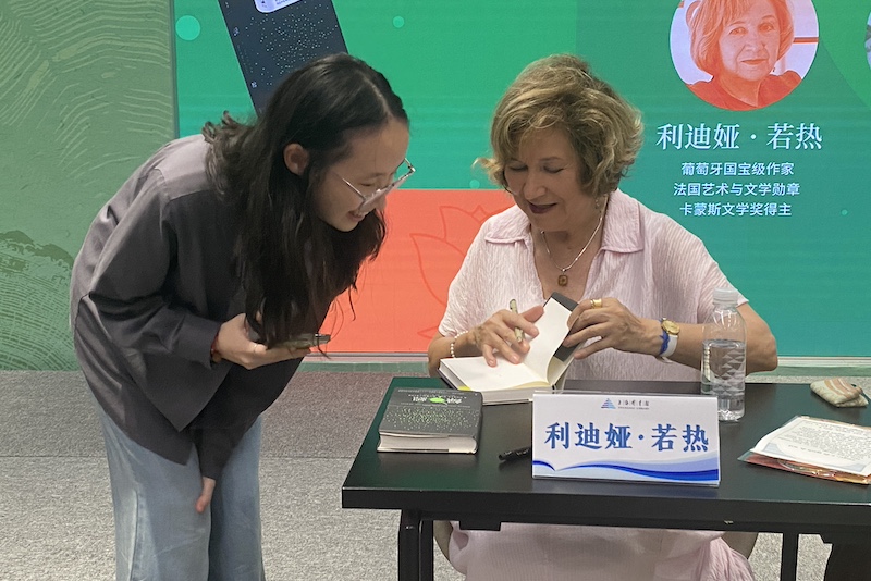 利迪娅·若热在给读者签售。佟鑫/拍摄