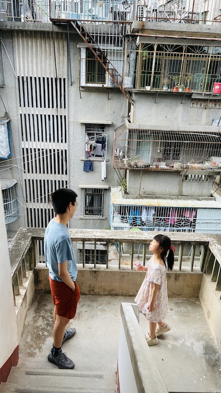 作者的两个孩子在抽纱宿舍 受访者供图