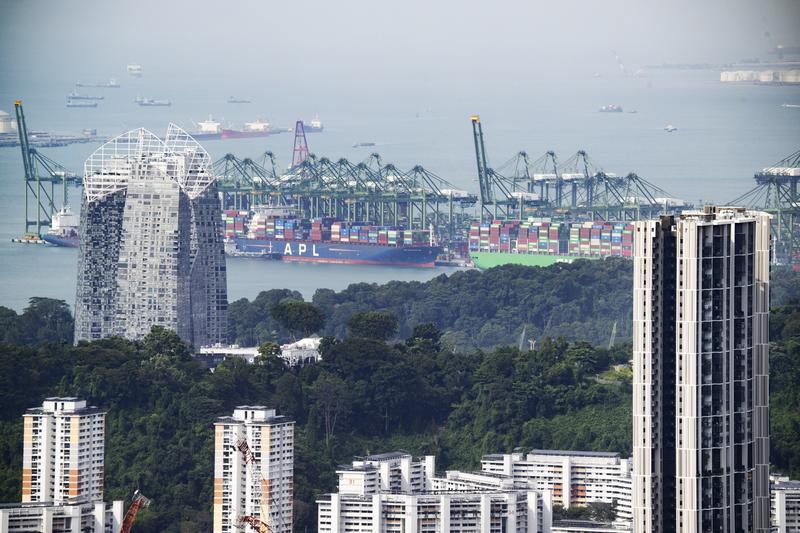 停靠在新加坡港口的集装箱货轮。新华社资料