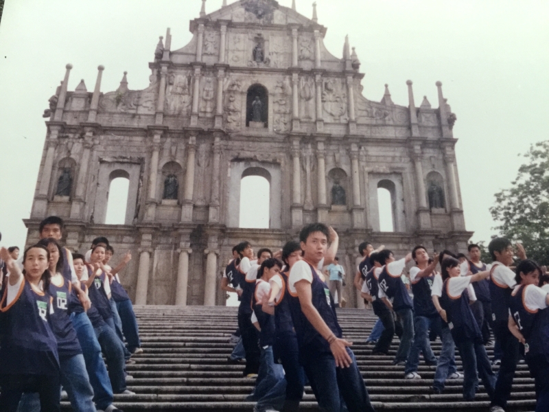 2002年，Theatresports在澳门拍摄MV。