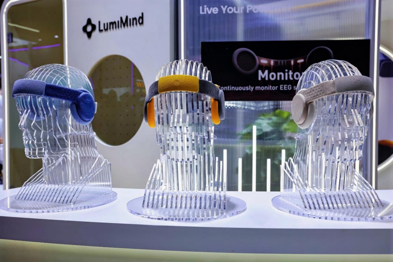 (图为WAIC现场LumiMind的产品展示)
