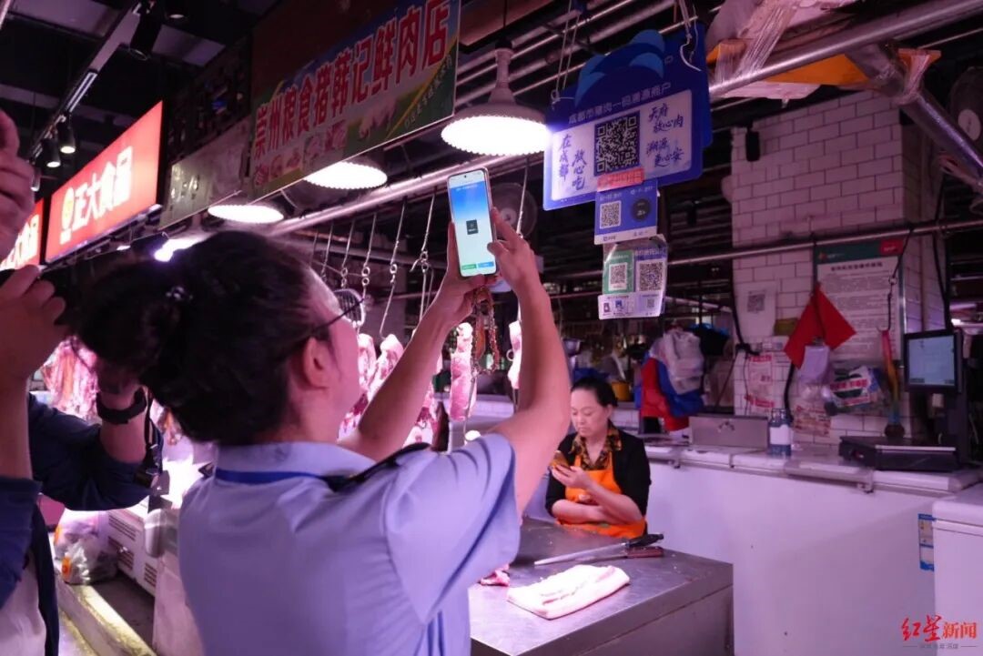 成都市深入开展“在成都,放心吃”食品安全守护专项行动,在多个市场开启猪肉“一码通”数字化溯源