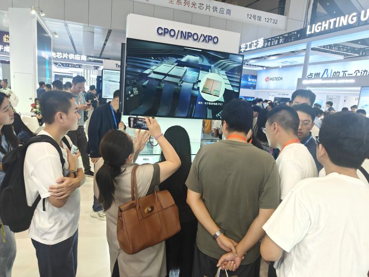 今年光博会上的展台。摄影/郑栩彤