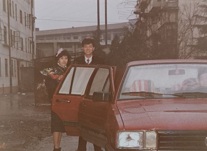 1989年,叶强康借了同学的红色普桑作为婚车。 上海通志馆供图