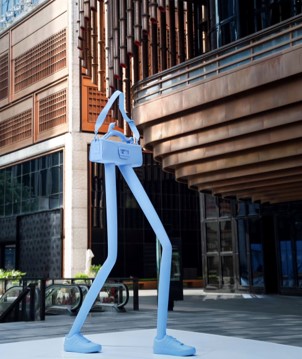 ( Erwin Wurm,以LANVIN标志性产品为灵感定制雕塑作品)