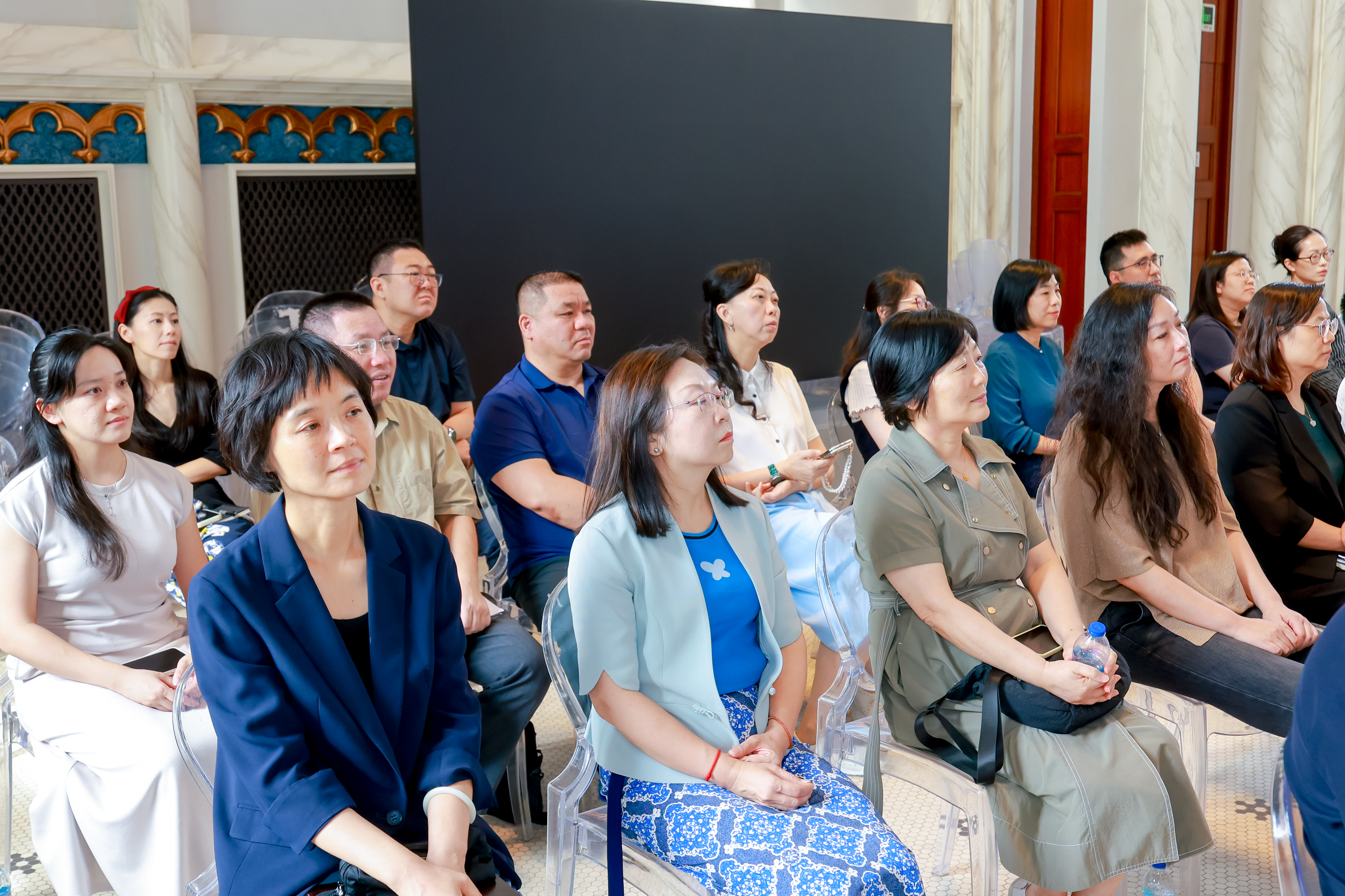 签约仪式场景一览,前排左一为华理附中郑蓉书记、左二为西南位育金琪书记。