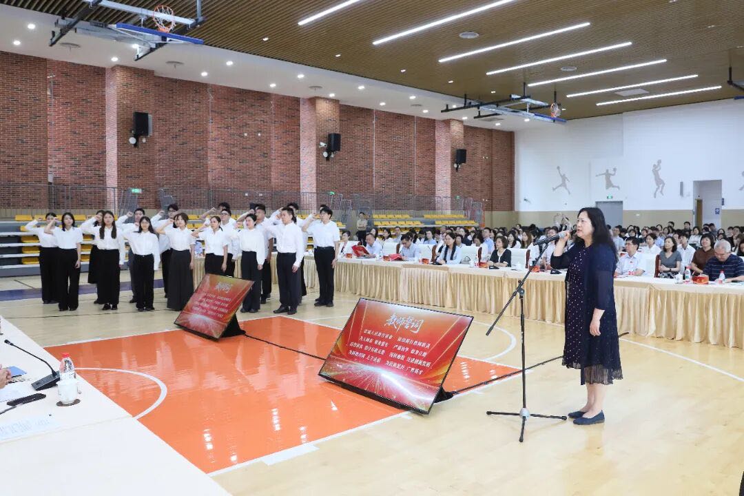徐汇区举行今年教师节庆祝主题活动,上海位育中学校长王益群(右)带领青年教师们宣誓。