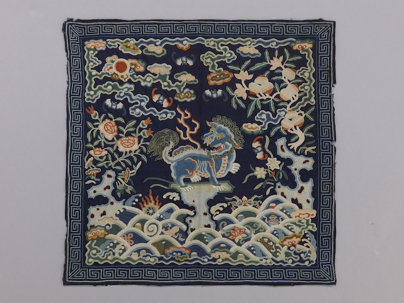 石青色缎打籽绣狮纹武官二品方补,清,19世纪,香港故宫文化博物馆贺祈思收藏