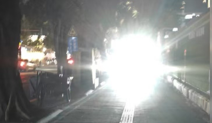 电动自行车強光刺眼,网友图