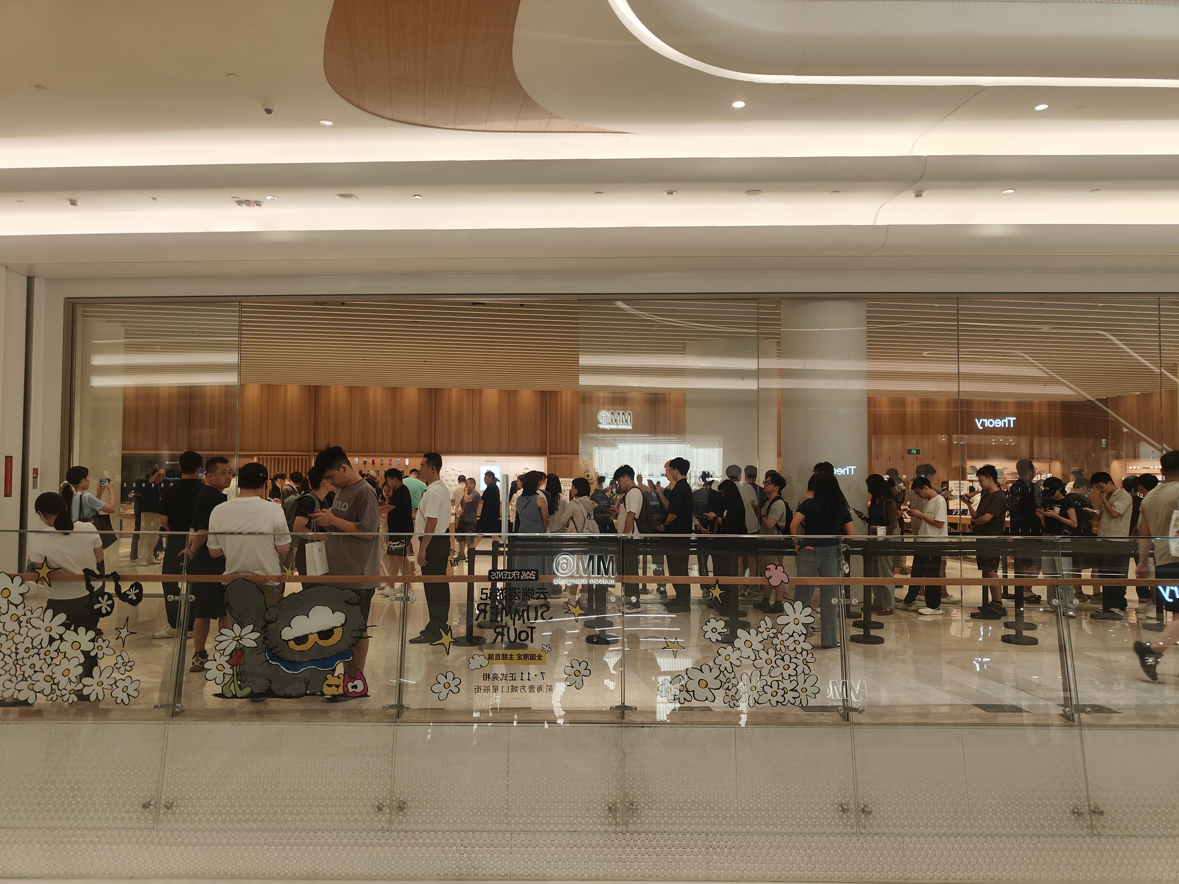 Apple深圳前海壹方城店门口排队的人。第一财经记者郑栩彤摄