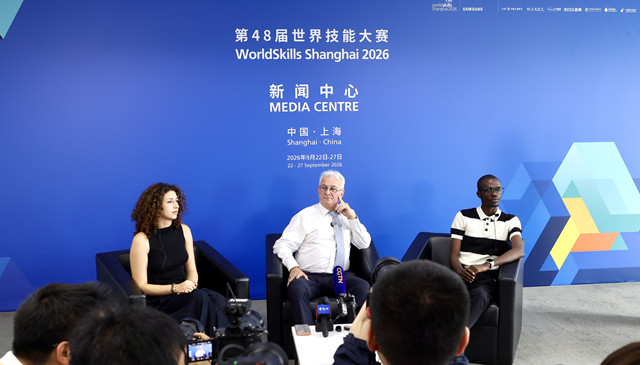 世界技能组织主席乌汉与世界技能组织冠军联络小组代表(来源:第一财经任玉明/摄)